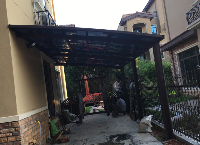 崇左碧桂園陽臺雨棚車棚安裝實(shí)例